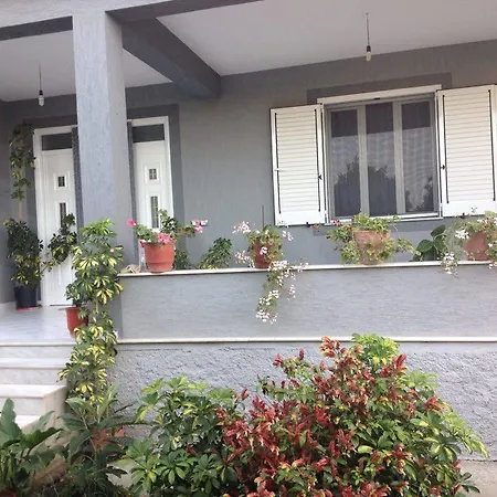 Anila بيت ضيافة ديفيجاكه